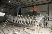 Hüseyin (re.), einer der ältesten Bootsbauer an der Schwarzmeerküste, arbeitet am Fischkutter Nummer 51.