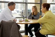 ARD/MDR IN ALLER FREUNDSCHAFT - FOLGE 679, "Heureka", am Dienstag (17.03.15) um 21:00 Uhr im ERSTEN. Dr. Roland Heilmann (Thomas Rühmann, li.) glaubt, dass seine Tochter Lisa (Ella Zirzow, mi.) mit dem Besuch bei seinem Patienten und ihrem ehemaligen Physiklehrer nur eigene egoistische Zwecke verfolgt. Er erklärt ihr, dass jetzt nicht der richtige Zeitpunkt ist und Herr Stolte seine Ruhe braucht. Charlotte (Ursula Karusseit, re.) gibt Lisa zu verstehen, dass eine drei in Physik, die ihr der neue Lehrer gegeben hat, ja auch kein Weltuntergang ist.
