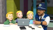 Polizist Malcolm entdeckt etwas auf den Live-Bildern, die von dem von James, Sarah und Hannah selbstgebauten Raumschiff auf die Erde gesendet werden.