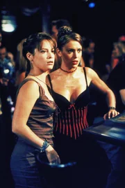 Piper (Holly Marie Combs, l.); Phoebe (Alyssa Milano, r.)