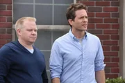Bob (Travis Guba, l.); Dennis Reynolds (Glenn Howerton, r.)