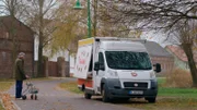 „Tina mobil“ erzählt von den täglichen Problemen und Sorgen einer dreifachen Mutter in Pankow. Der Kampf ums Überleben, das mangelnde Geld - aber Tinas Maxime ist: Man kann alles schaffen, was man will. Und wenn man es nicht schafft, hat man es eben nicht genug gewollt. - Tina (Gabriela Maria Schmeide) auf Tour durch den Morgen.