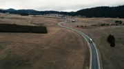 Vojo Jovanović (64) ist mehr als nur Busfahrer. Wenn er morgens aufbricht, um auf seiner Route von der bosnischen Hauptstadt Sarajevo nach Belgrad in Serbien zu fahren, weiß er nie, was der Tag bringen wird.