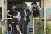 Als im Hafen von New Orleans in einer Kiste mit  Garnelen ein Bein mit einem Navy-Stiefel daran gefunden wird, beginnen Special Agent Pride (Scott Bakula, r.), Special Agent Brody (Zoe McLellan, l.), Special Agent Lasalle (Lucas Black, 2.v.l.) und Dr. Wade (CCH Pounder, 2.v.r.) mit den Ermittlungen ...