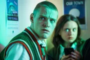 Steff (Lewis Gribben) und Finn (Viola Prettejohn) kehren in die Schule zurück.