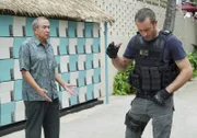 Während Jerry undercover in einer Psychartrie ist, müssen Steve McGarrett (Alex O'Loughlin, r.) und Sgt. Duke Lukela (Dennis Chun, l.) dessen Enkelin aus den Fängen ihrer Entführer retten ...