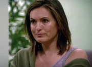 Dectective Olivia Benson (Mariska Hargitay) ermittelt in einem Mordfall, bei dem eine 30-jährige Enthüllungsjournalistin grausam in ihrer Wohnung aufgefunden wurde. Um den Täter ausfindig zu machen, ist sie als Undercoveragentin unterwegs.