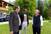 Benedikt Beissl (Andreas Giebel, l.) und Jerry Paulsen (Peter Marton, M.) unterhalten sich mit Veit Wieland (Hans Stadlbauer, r.)