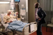 Einen Patienten zu haben, der alles über die eigene Arbeit weiß und auch zu privaten Informationen Zugriff hat, ist hart. Kann Foreman (Omar Epps, r.) Dr. Treiber (Jamie Elman, l.) dennoch behandeln?