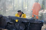 Ein KAIB-Ermittler (gespielt von Daniel Park) untersucht das Wrack von Flug 129 der Air China.