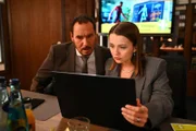 Richard und Lucie erarbeiten einen Plan, um Nora als Sponsorin zu gewinnen.