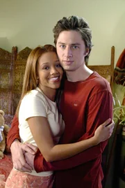J.D. (Zach Braff, r.) wird von Carla und Turk auf die Straße gesetzt. Da seine Freundin Kylie (Chrystee Pharris, l.) immer noch nicht mit ihm schlafen will und demzufolge auch nicht möchte, dass er bei ihr übernachtet, begibt er sich auf der Suche nach einem Übernachtungsplatz auf eine wahre Odyssee ...