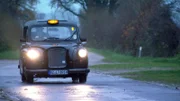 Mit einem Londoner Taxi ins English theatre.