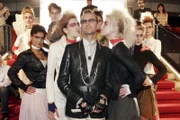 Hugo (Hubertus Regout, M.) ist stolz, dass die Show ein voller Erfolg ist.