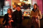 Trixi fühlt sich in der Discothek zunächst etwas unwohl. Von links: Nina Keutzer (Andrea Schmitt), Florian Brunner (Tommy Schwimmer) und Trixi Preissinger (Doreen Dietel).
