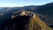 Anfang der 1930er führte der Historiker Otto Rahn eine Expedition zu einer Burg auf dem Montségur in den französischen Pyrenäen durch. Er hoffte, das Versteck des Heiligen Grals hier zu finden.; Bildunterschrift: Anfang der 1930er führte der Historiker Otto Rahn eine Expedition zu einer Burg auf dem MontsĂ©gur in den französischen Pyrenäen durch. Er hoffte, das Versteck des Heiligen Grals hier zu finden.; Screenshot