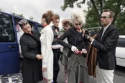 Lotte (Susanne Szell, l.) und Hugo (Hubertus Regout, r.) bereiten die Models vor.