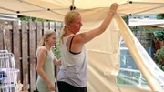 Katrin will im Garten den neuen Pavillon aufbauen