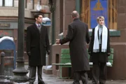 Det. Lilly Rush (Kathryn Morris, r.), Det. Scott Valens (Danny Pino, l.) und Lt. John Stillman (John Finn, M.) sind sich nicht einig, wie sie nun weiter verfahren sollen ...
