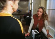 Dagmar (Kristiane Kupfer, re.) benutzt Ilse (Christiane Reiff) als unwissende Drogenkurierin.