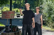 Die friedlichen Vorbereitungen einer Klima-Demo werden von den beiden Unruhestiftern Marcel Meurer (Fynn Stelter, li.) und Mario Grimm (Ben Ole Knobbe, re.) kräftig durcheinander gewirbelt.