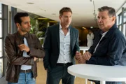 Wirt Jo Caspar (Christian K. Schaeffer, r.) erklärt den Kommissaren Kaya (Baran Hêvî, l.) und Hansen (Igor Jefti?, M.), wie er das Opfer aufgefunden hat.