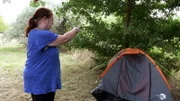 Pam ist vor ihrem Mann auf der Flucht und wohnt jetzt in einem Zelt