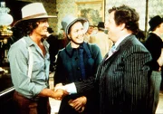 Arnie Cupps (James Gallery, r.) begrüßt seine früheren Mitschüler Caroline (Karen Grassle, M.) und Charles (Michael Landon, l.) beim Klassentreffen.