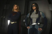 Kara alias Supergirl (Melissa Benoist, l.); Nia Nal alias Dreamer (Nicole Maines, r.)
