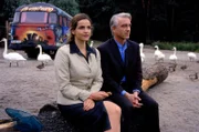 Die Kekse, die während der Party in der Hippiesiedlung gereicht wurden, zeigen bei Sandra (Rebecca Immanuel, l.) und Felix (Christoph M. Ohrt, r.) Wirkung ...