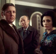 Kommissar Keller befragt Celia Alberti, denn sie muss einige Dinge wissen, die Licht in die dunkle Affäre bringen könnten (V.l.: Herbert Mensching, Erik Ode, Christine Wodetzky).