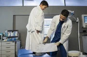 Sami (Maamar Abbou, l.); Dr. Matteo Moreau (Mike Adler, r.)