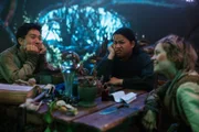 In einer düsteren Ecke des Schattenwaldes treffen Gai (Jan Liem, l.) und sein Bruder (Viet Anh Alexander Tran, M.) die junge Fee Fingerhut (Lea Drinda, r.). Während der ernste Teo ihre chaotische Art anstrengend findet, versteht sich Gai mit ihr bestens.