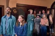 Emma und Felix betreten das Haus. Sie sind beeindruckt. Die Geister nicht. Die Geister folgen den Beiden. (v.l.n.r.) Adelheid (Antje Widdra), Claudius (Max Giermann), Griet (Meltem Kaptan), Joachim (Sebastian Schwarz), Friedrich (Alexander Khuon), Urs (Jan van Weyde), Svenni (Sina Tkotsch).vorne: Emma (Cristina do Rego), Felix (Benito Bause).