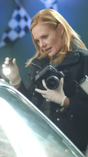 Catherine untersucht den Unfallwagen einer alten Dame, die in ein Café gerast ist und dabei drei Menschen getötet hat. Was hat die Frau zu dieser Amokfahrt getrieben?