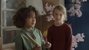 Saïd und Anna wollen den reparierten Bumerang ausprobieren.