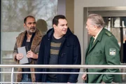 Im Zuge der Ermittlungen wurde eine Münze gefunden. Hat die Münze die Drei zur richtigen Adresse geführt? V.l.n.r. Yazid (Hannes Ringlstetter), Martin Riedl (Paul Sedlmeir), Reimund Girwidz (Michael Brandner)