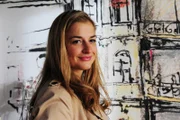 Theresa (Ines Lutz) freut sich auf ihre Verabredung mit Moritz.