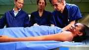 Von links: Taylor (Gary Sinise), Bonasera (Melina Kanakaredes) und Hammerback (Robert Joy) obduzieren die Leiche der Tänzerin Kia (Mekia Cox).