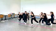 Die MY MOVE DANCECRW probt am Tag des Auftritts.