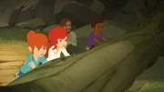 Graham hat sich den Fuß unter einem Baumstamm eingeklemmt. Zoé, Sarah und Harvey rollen mit vereinten Kräften den Stamm weg.