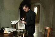 Über den Zeitungsartikel, in dem über Bloody Face und dessen Verbindung zum Briarcliff berichtet wird, ist Monsignor Timothy Howard (Joseph Fiennes, r.) ganz und gar nicht erfreut ...
