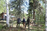 Das Team von Life Below Zero filmt Chris und Jessi in ihrer Hütte zu Hause.