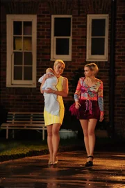 Joan Millar (Jessica Marais, l.); Vivian Maguire (Sophie Bloom, r.)