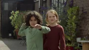 Saïd und Anna üben Bumerangwerfen.