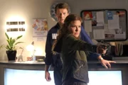 Was hat Emma Briggs (Alicia Lagano, r.) vor? Ehe sich Castle (Nathan Fillion, l.) versieht, zückt sie eine Waffe und droht auch, diese einzusetzen ...; Was hat Emma Briggs (Alicia Lagano, r.) vor? Ehe sich Castle (Nathan Fillion, l.) versieht, zückt sie eine Waffe und droht auch, diese einzusetzen ...
