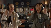 Lucy (Kensington Tallman, l.) und ihre Stiefmutter (Eleonora Facchini, r.) singen gemeinsam in einem Studio.