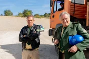 Hubert (Christian Tramitz, l.) und Girwidz (Michael Brandner, r.) suchen nach einem Ansprechpartner im Kieswerk.