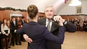 Thomas Schäfer-Elmayer erklärt in der Tanzschule den Walzer.