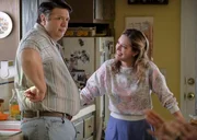 George Cooper sen. (Lance Barber, l.); Mary Cooper (Zoe Perry, r.)